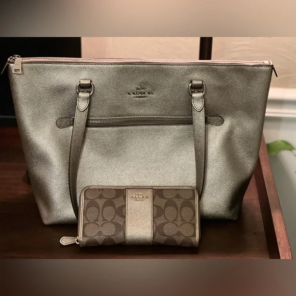 Forever one of my favorite @coach bags and color combo  Coach purse and wallet combo display picture 1